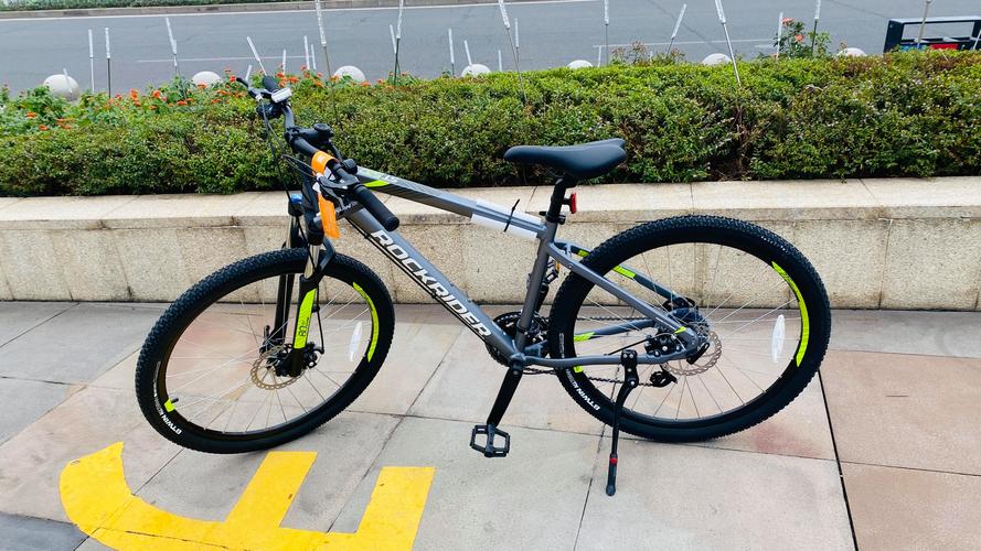 想買一輛山地自行車,請問喜德盛的英雄600和迪卡儂的st520 兩個價格差